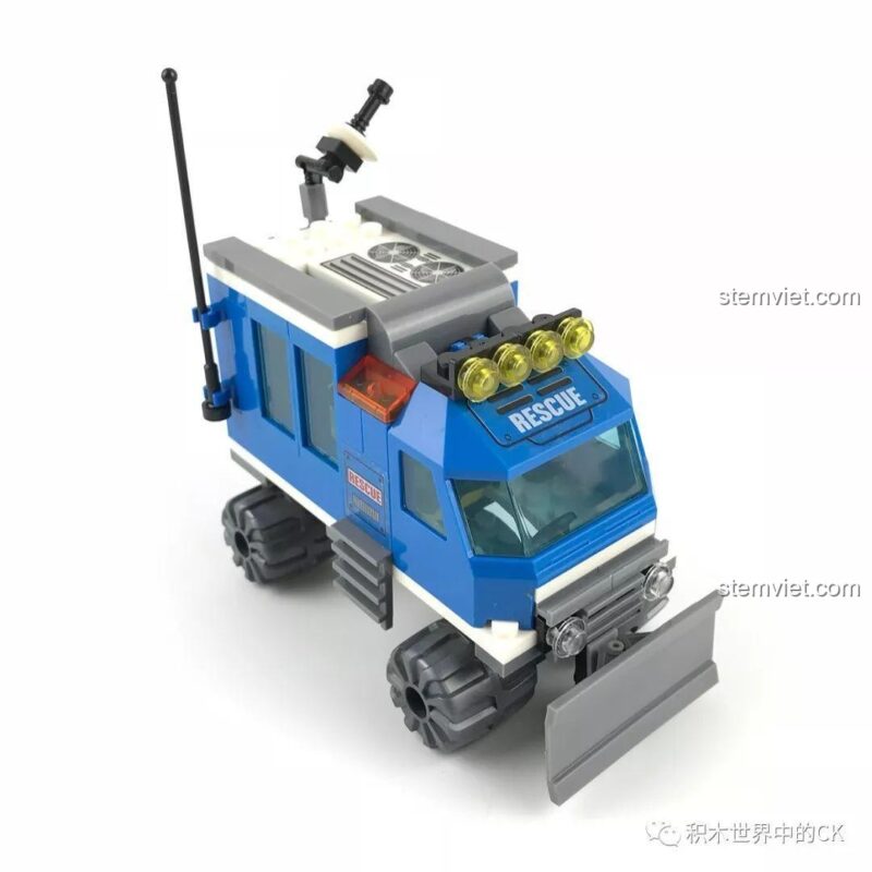 Lưỡi gạt tuyết của xe SY SD9513 có thể điều chỉnh góc, tăng tính tương tác cho đồ chơi.
