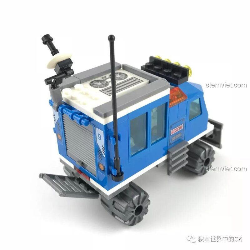 Tính năng cabin có thể mở lên của xe cứu hộ SY SD9513, một điểm nhấn thú vị cho bé trai.