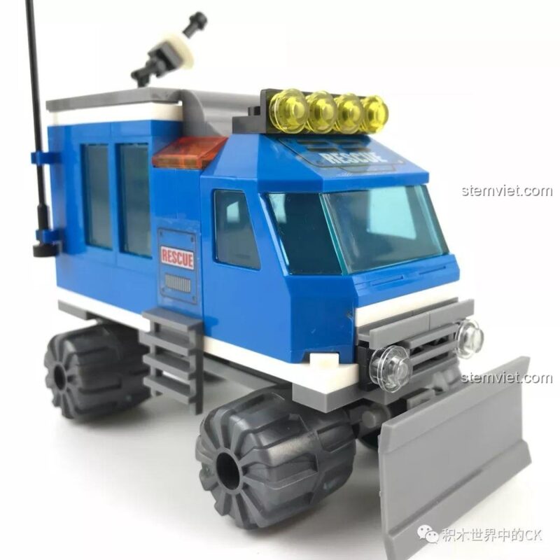Cửa hông của xe cứu hộ SY SD9513 có thể mở ra, cho phép tiếp cận khoang chứa đồ bên trong.