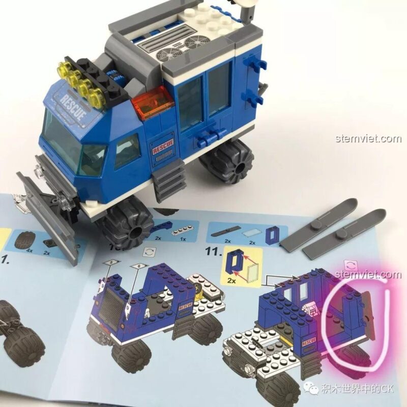 Mô hình xe cứu hộ trên tuyết SY SD9513 đã được lắp ráp hoàn chỉnh, sẵn sàng cho nhiệm vụ.