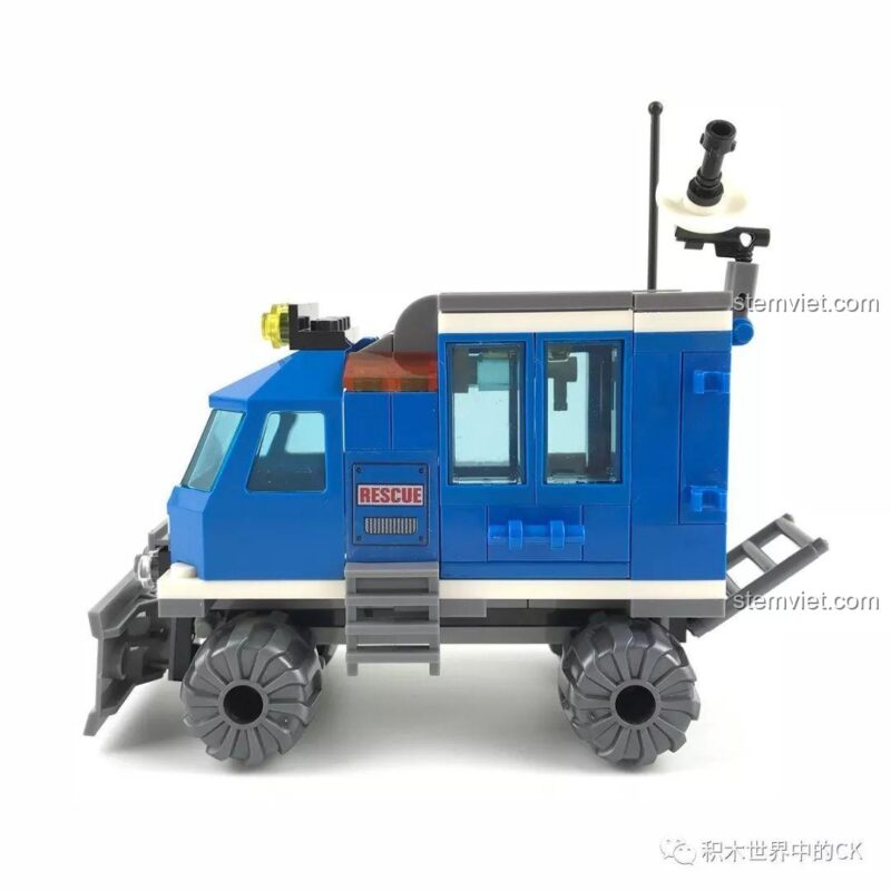 Mặt sau của xe cứu hộ SY SD9513 với cửa cuốn và ăng-ten liên lạc.