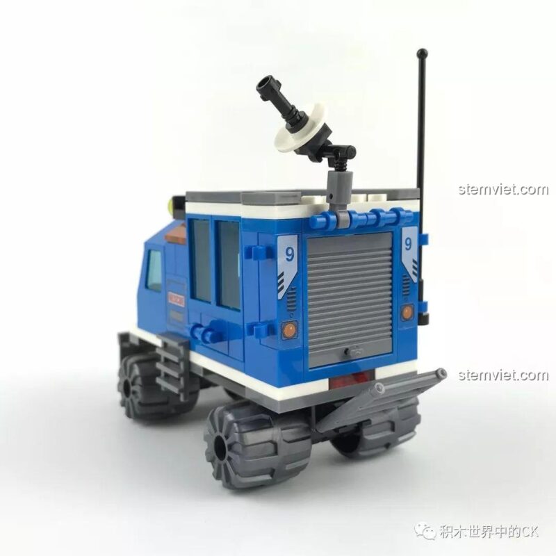 Góc nhìn từ trên cao của mô hình SY SD9513, thể hiện chi tiết trên nóc xe.