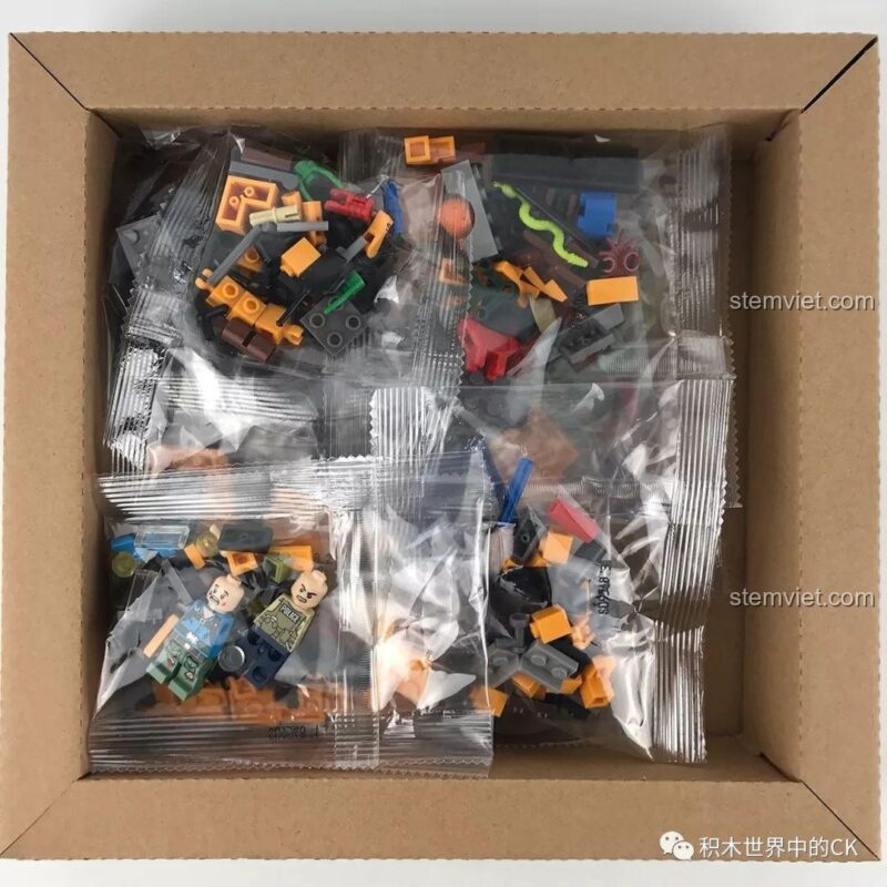 Các túi linh kiện bên trong hộp bộ lắp ráp SY SD9548 Xe Bán Xích Cứu Hộ Rừng Rậm, đảm bảo đầy đủ chi tiết.