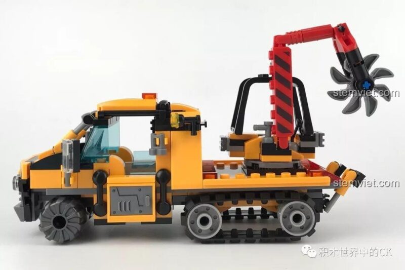 Mô hình Xe Bán Xích Cứu Hộ Rừng Rậm SY SD9548, nhìn từ bên hông, rõ ràng bánh xích và cần cẩu.