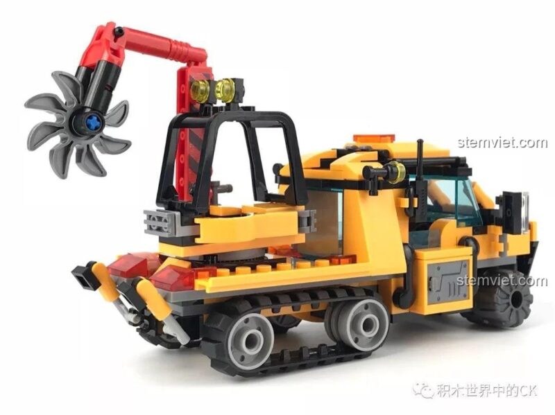 Mô hình Xe Bán Xích Cứu Hộ Rừng Rậm SY SD9548, cần cẩu với lưỡi cưa được nâng lên, sẵn sàng giải cứu.