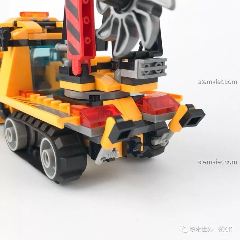 Chi tiết chân chống phía sau của Xe Bán Xích Cứu Hộ Rừng Rậm SY SD9548, giúp xe ổn định khi hoạt động.