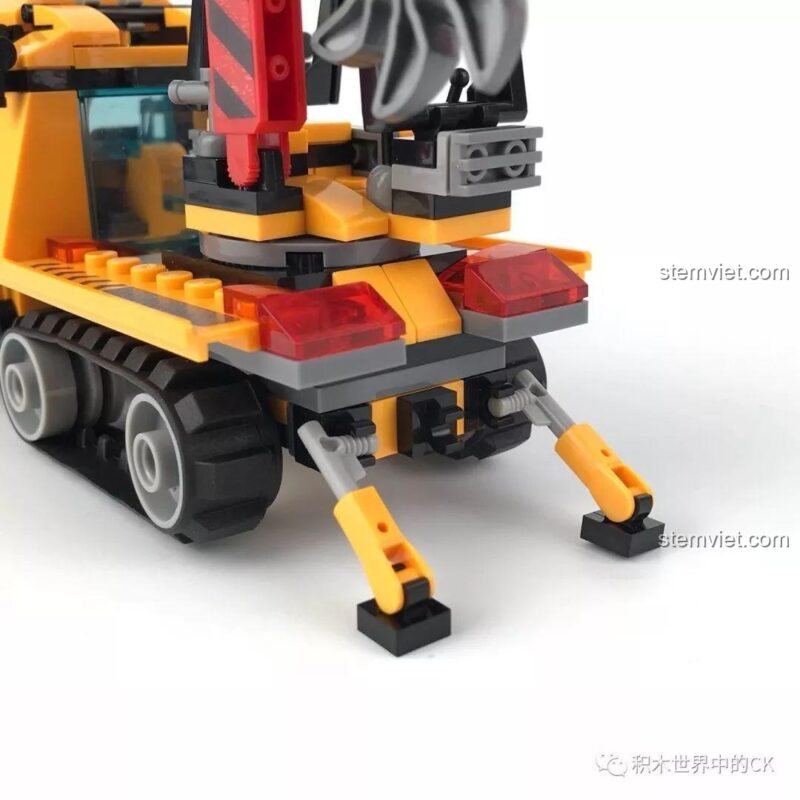 Chân chống phía sau của Xe Bán Xích Cứu Hộ Rừng Rậm SY SD9548 được mở ra, tăng cường độ vững chắc.