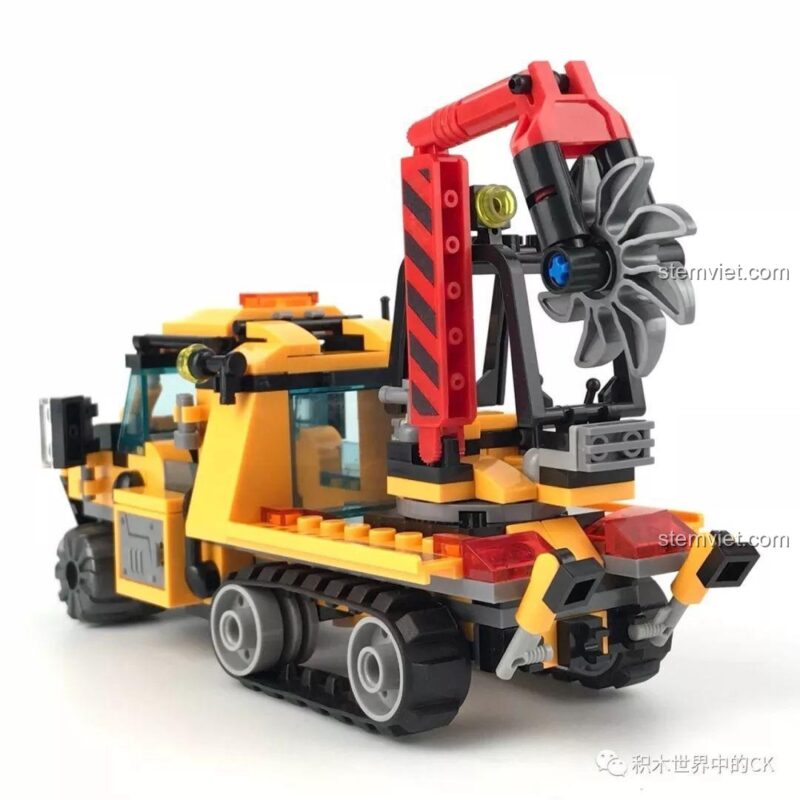 Mô hình Xe Bán Xích Cứu Hộ Rừng Rậm SY SD9548, góc nhìn phía sau, thể hiện lưỡi cưa xoay và bánh xích.
