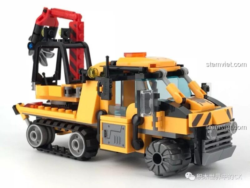 Mô hình Xe Bán Xích Cứu Hộ Rừng Rậm SY SD9548, góc nhìn phía trước với cần cẩu nâng cao, thể hiện tính năng linh hoạt.