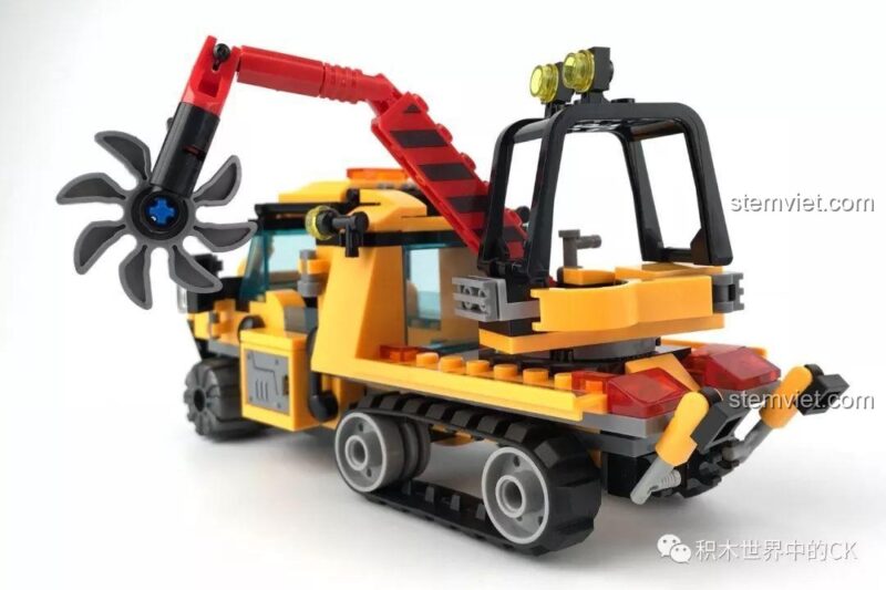 Góc nhìn cận cảnh lưỡi cưa xoay của bộ lắp ráp SY SD9548 Xe Bán Xích Cứu Hộ Rừng Rậm, thể hiện khả năng hoạt động.