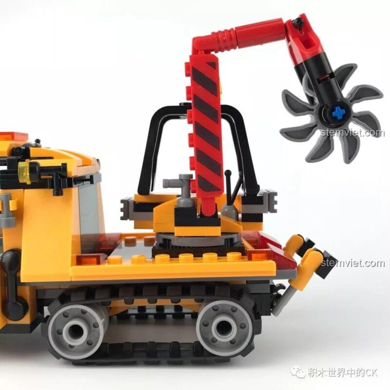 Chi tiết lưỡi cưa xoay mạnh mẽ ở phía sau Xe Bán Xích Cứu Hộ Rừng Rậm SY SD9548, sẵn sàng vượt chướng ngại vật.