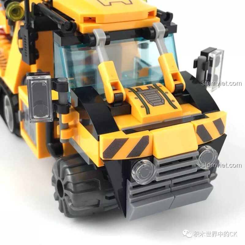 Chi tiết phần đầu xe của bộ lắp ráp SY SD9548 Xe Bán Xích Cứu Hộ Rừng Rậm, đèn pha và cản trước.