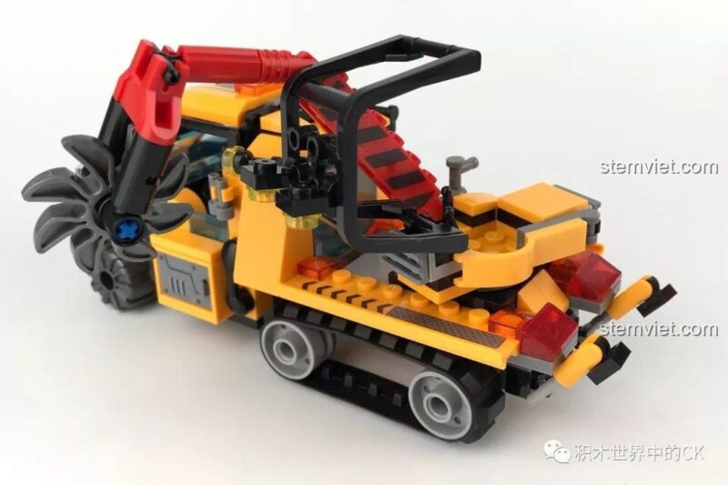 Lưỡi cưa của Xe Bán Xích Cứu Hộ Rừng Rậm SY SD9548 đang xoay, minh họa tính năng đặc biệt của mô hình.