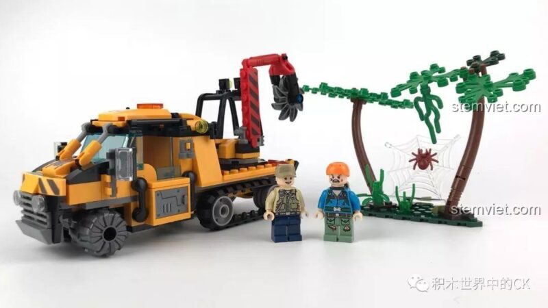 Toàn cảnh bộ lắp ráp SY SD9548 Xe Bán Xích Cứu Hộ Rừng Rậm với xe, 2 minifigure và cảnh quan rừng rậm, tạo nên câu chuyện phiêu lưu.