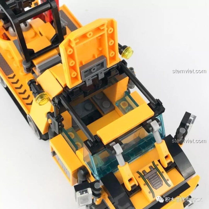 Buồng lái của Xe Bán Xích Cứu Hộ Rừng Rậm SY SD9548 được mở ra, thể hiện không gian bên trong cho minifigure.