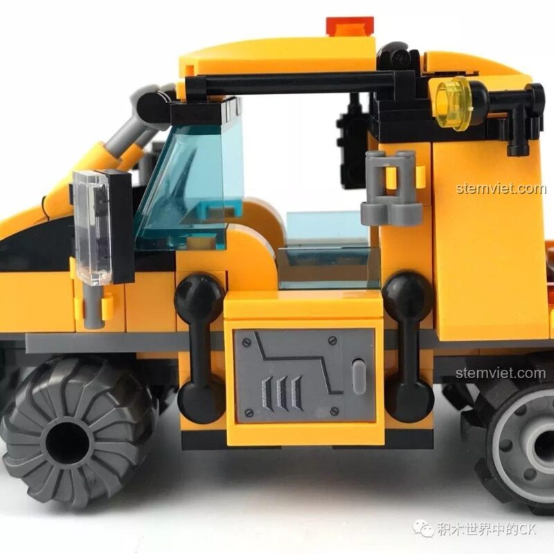 Cửa xe của bộ lắp ráp SY SD9548 Xe Bán Xích Cứu Hộ Rừng Rậm được mở, chi tiết bên trong.