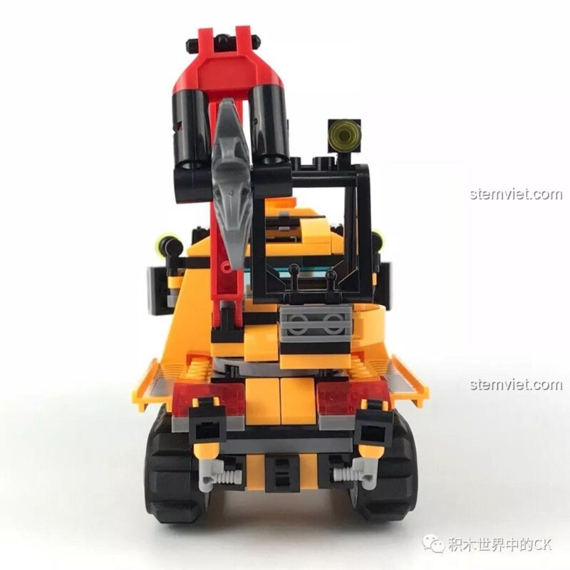 Mô hình Xe Bán Xích Cứu Hộ Rừng Rậm SY SD9548, nhìn từ phía sau, chi tiết lưỡi cưa và đèn hậu.