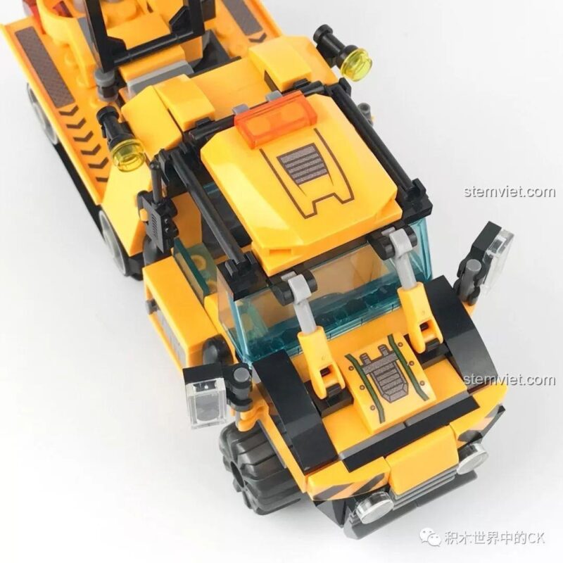 Mô hình Xe Bán Xích Cứu Hộ Rừng Rậm SY SD9548, nhìn từ trên xuống với buồng lái mở, cho phép minifigure vào bên trong.