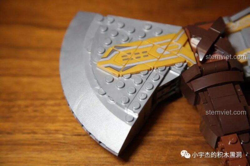 Lắp ráp phần lưỡi rìu của mô hình Stormbreaker SY1399.