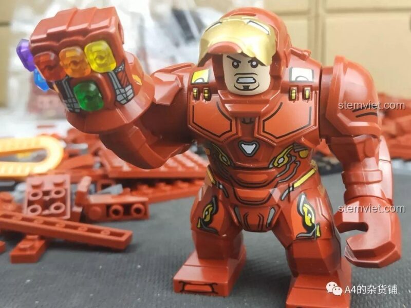 Bigfig Iron Man cầm Găng Tay Vô Cực mini từ bộ lắp ghép SY 1400.