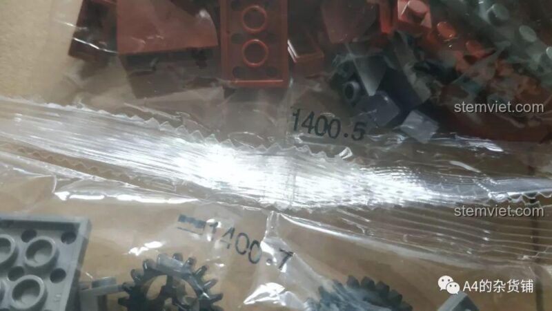 Cận cảnh mã số 1400 trên túi chi tiết của bộ lắp ghép SY Găng Tay Vô Cực.