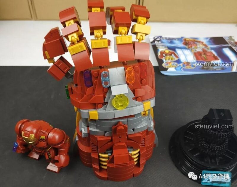 Mô hình Găng Tay Vô Cực SY1400 hoàn chỉnh bên cạnh bigfig và đế.