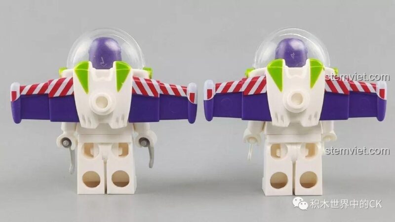 Mặt sau của minifigures Buzz Lightyear với bộ cánh phản lực đặc trưng.