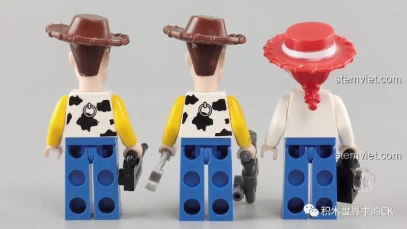 Mặt sau của các minifigures Woody và Bo Peep, cho thấy chi tiết in ở cả hai mặt.
