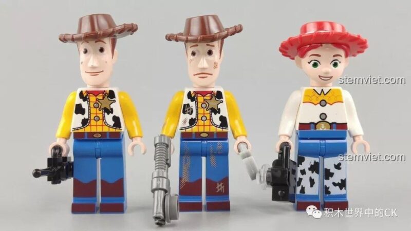 Các minifigures Woody và Bo Peep (hoặc Jessie) từ bộ sưu tập SY SY1448 Toy Story 4.