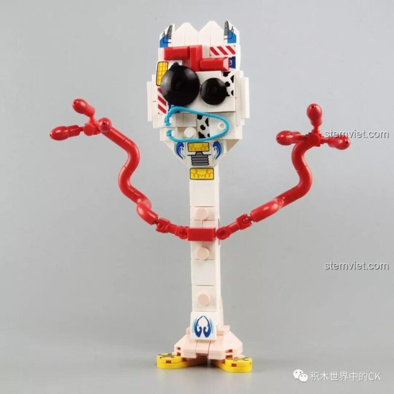 Mô hình nhân vật Forky hoàn chỉnh từ bộ lắp ghép SY SY1448, với đôi mắt to tròn và cánh tay đỏ đặc trưng.