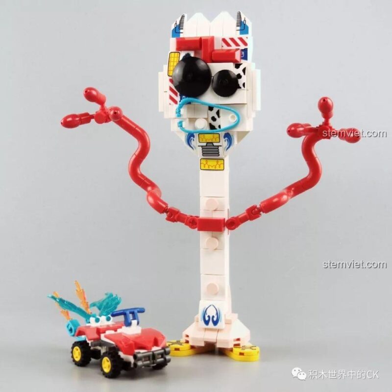 So sánh kích thước mô hình Forky và một chiếc xe nhỏ từ bộ lắp ghép SY SY1448.