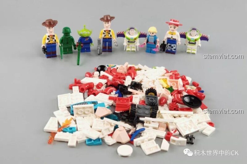 Toàn bộ 360 mảnh ghép và 8 minifigures từ bộ đồ chơi SY SY1448 được trải ra.