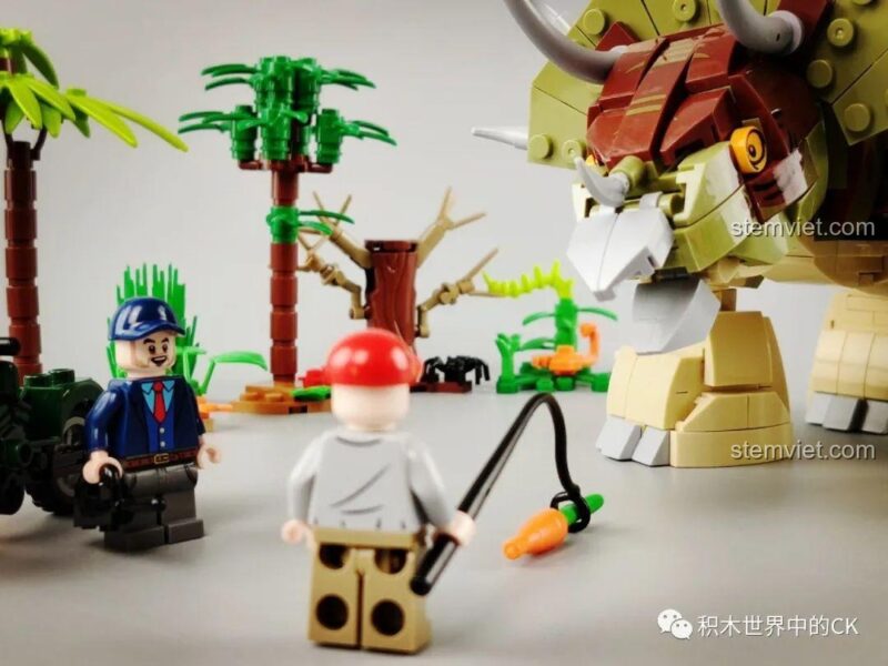 Minifigure đang cố gắng cho khủng long ăn cà rốt, một cảnh chơi sáng tạo.