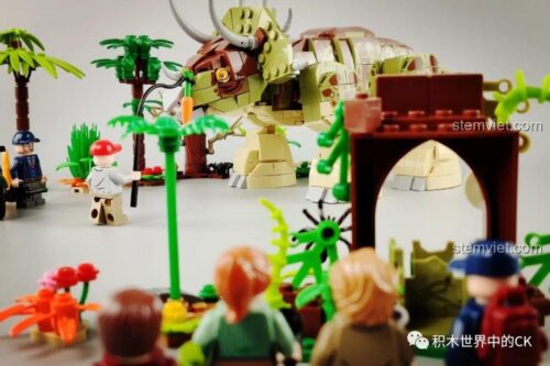 4 minifigures nhân vật đi kèm trong bộ xếp hình Khủng long Triceratops 1508, bao gồm các nhà thám hiểm và nhân viên công viên.
