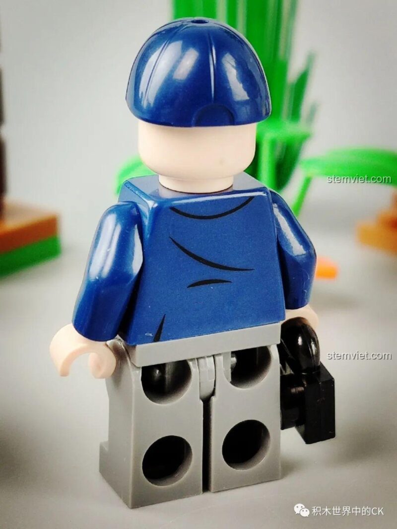Một góc nhìn khác từ phía sau của mô hình khủng long, thể hiện chi tiết phần đuôi và chân sau.
