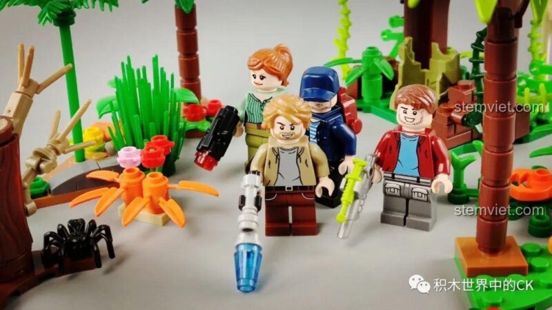 Toàn cảnh mô hình Triceratops SY trong bối cảnh kỷ Jura với cây cối và các nhân vật, một bộ đồ chơi mô hình SY chất lượng.