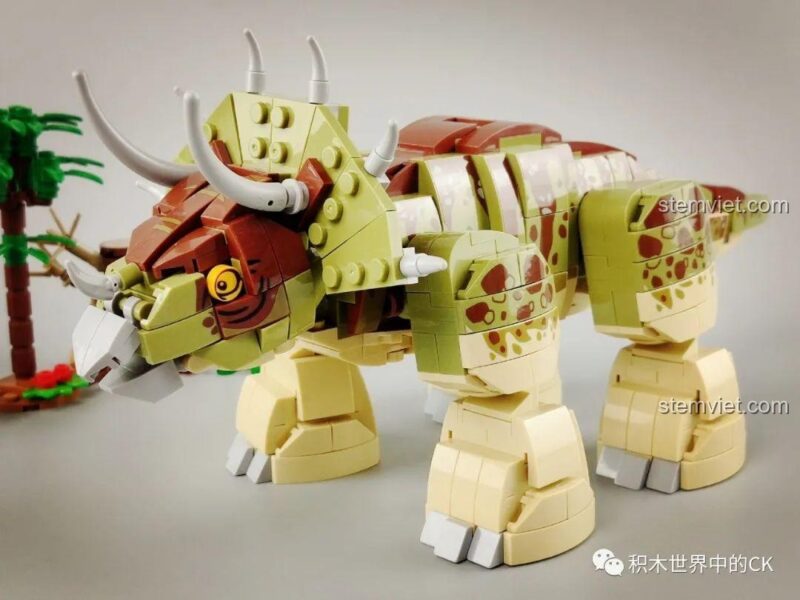 Minifigure nhân viên công viên với mũ đỏ trong bộ lắp ráp Khủng long ba sừng Triceratops.