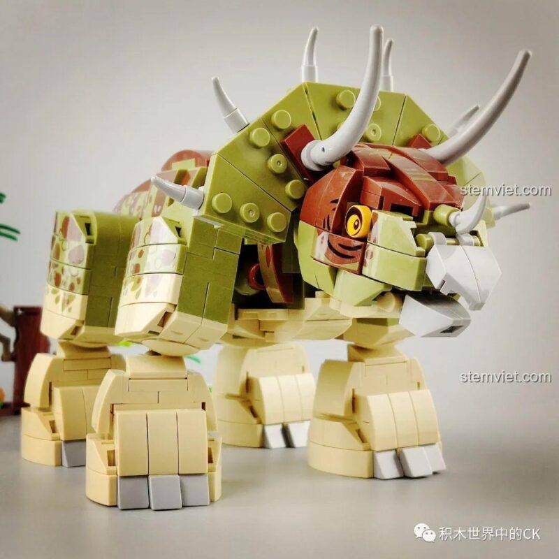Cận cảnh phần đầu của mô hình khủng long Triceratops với các chi tiết sừng và mắt.