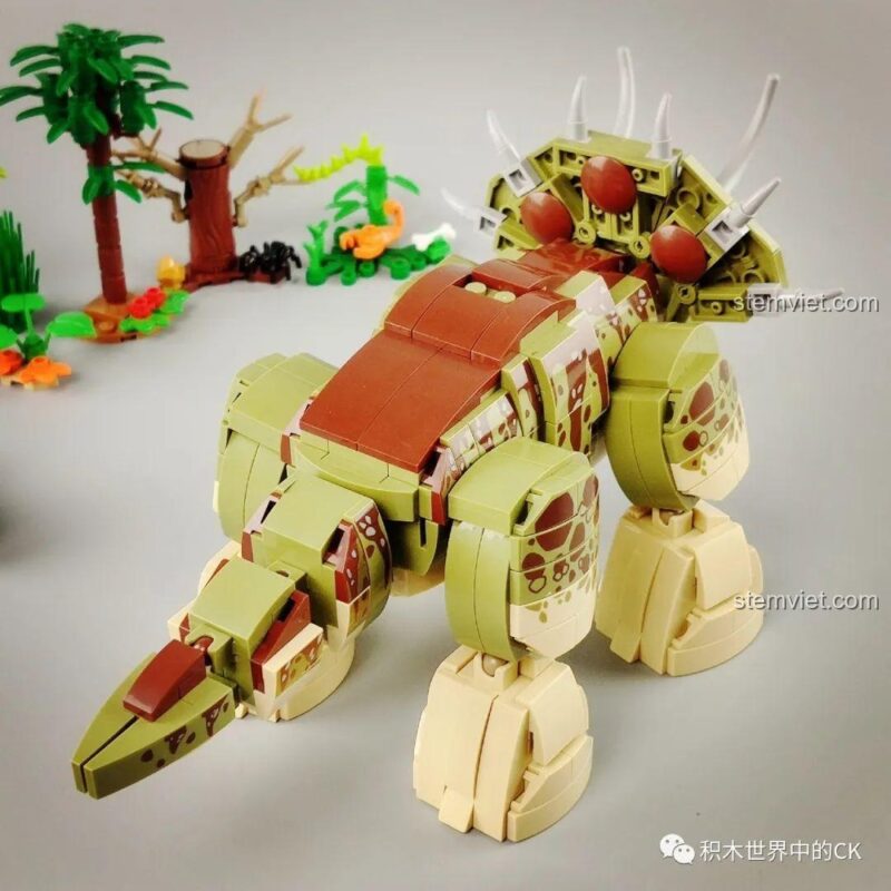 Mô hình Triceratops SY1508 hoàn chỉnh nhìn từ góc nghiêng, khoe trọn vẹn thân hình đồ sộ.