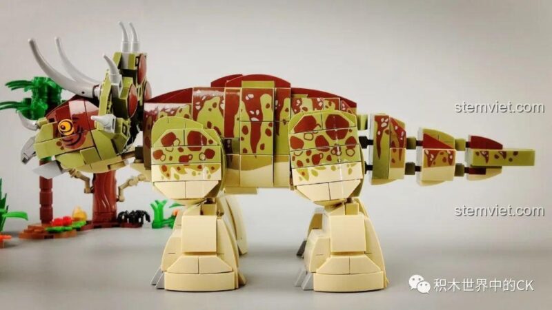 Minifigure nhà quản lý mặc vest xanh đang hối hả trong bối cảnh của bộ xếp hình SY1508.
