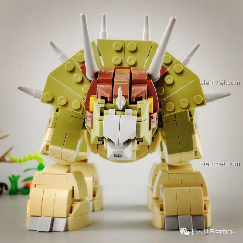 Mặt sau của minifigure nhân viên công viên trong bộ đồ chơi mô hình SY1508.