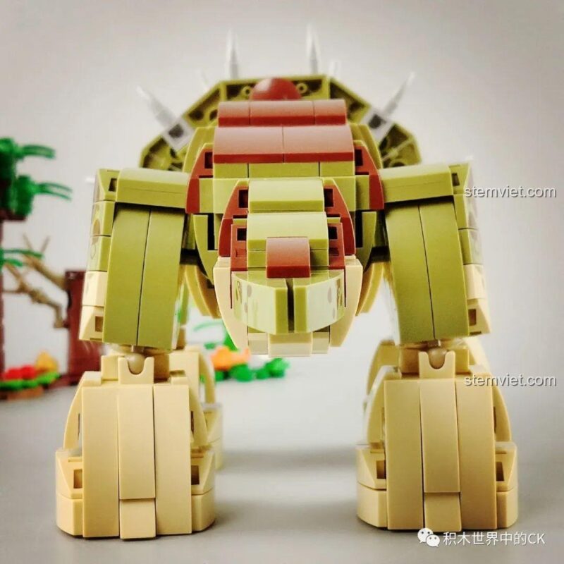 Mặt sau của minifigure nhà quản lý trong bộ lắp ráp Thế giới khủng long SY.