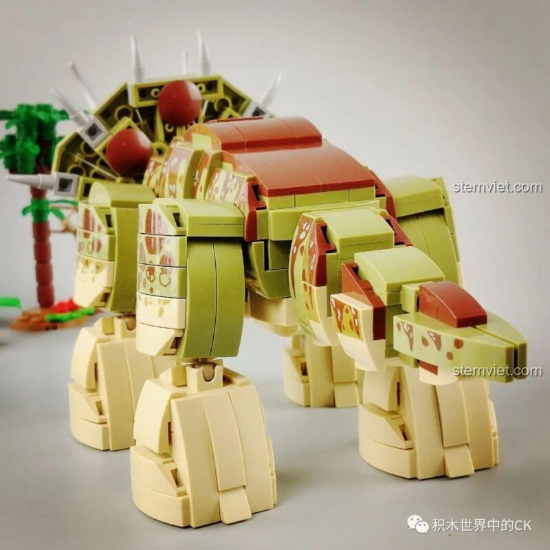 Cận cảnh minifigure nhà quản lý với biểu cảm vui vẻ trong bộ Khủng long Triceratops 1508.