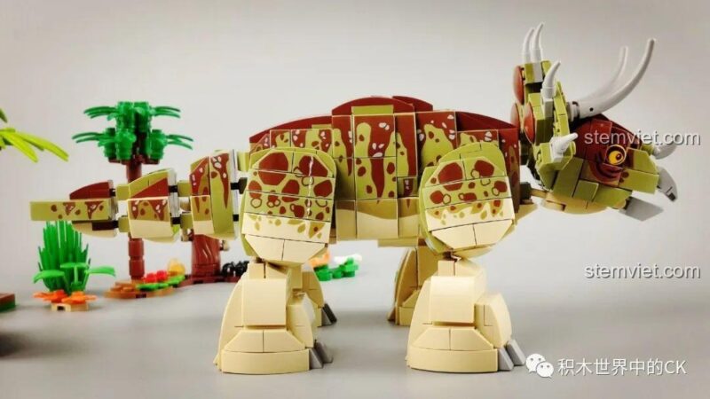 Góc nhìn ngang khác của mô hình khủng long ba sừng, cho thấy sự kết hợp màu sắc hài hòa.