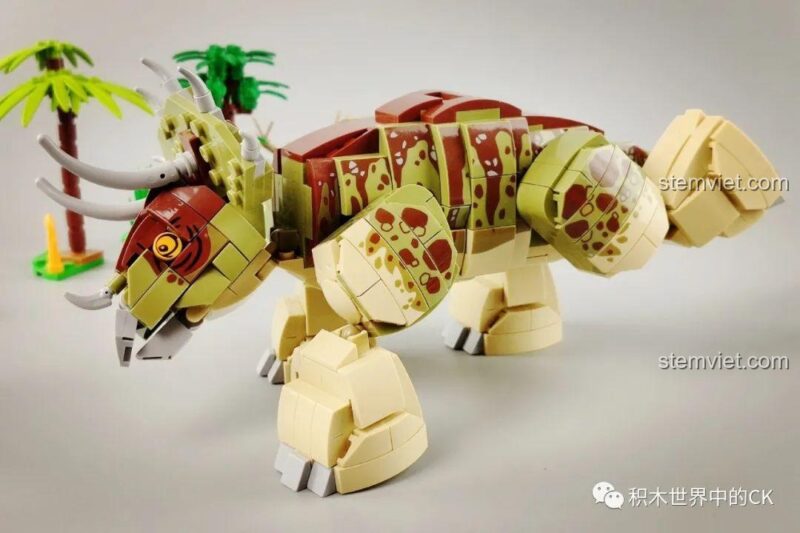 Mô hình khủng long Triceratops đang trong tư thế di chuyển, thể hiện sự linh hoạt của các khớp.