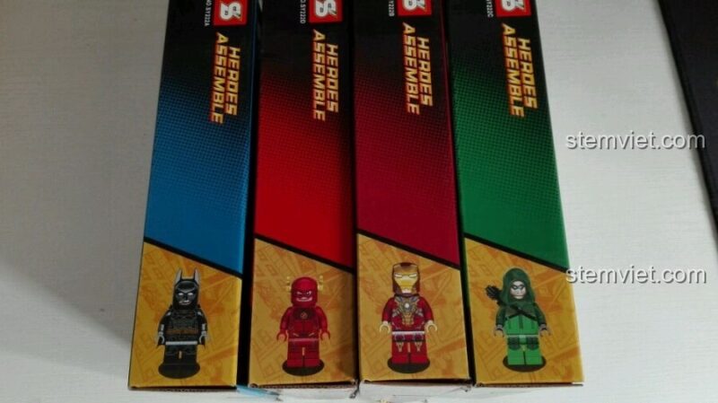 4 minifigures trong bộ đồ chơi mô hình SY222: Batman, The Flash, Iron Man, Green Arrow.
