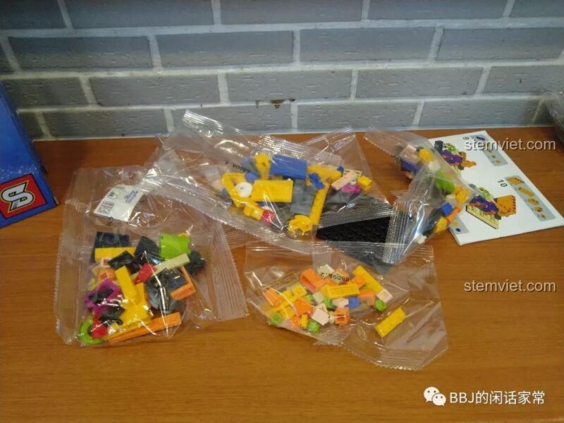 Mặt sau các hộp đồ chơi xây dựng SY6800, hiển thị thông tin sản phẩm và cảnh báo an toàn bằng tiếng Trung và tiếng Anh.