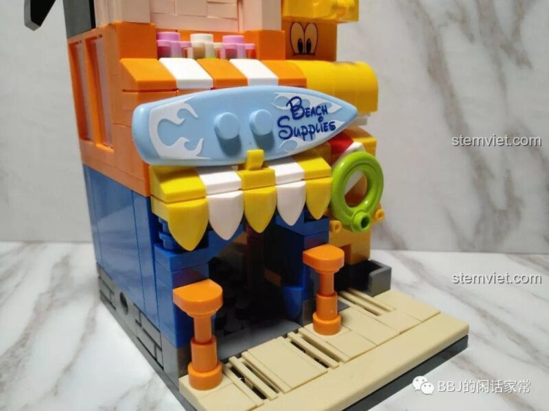 Mặt bên còn lại của mô hình cửa hàng Disney SY6800A, cho thấy các chi tiết tường màu xanh và cam.