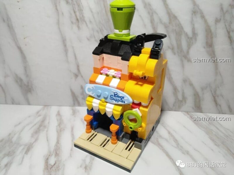 Mô hình Cửa hàng đồ dùng bãi biển của Goofy SY6800A sau khi lắp ráp hoàn chỉnh, nhìn từ phía trước, màu sắc tươi sáng, thiết kế ngộ nghĩnh.