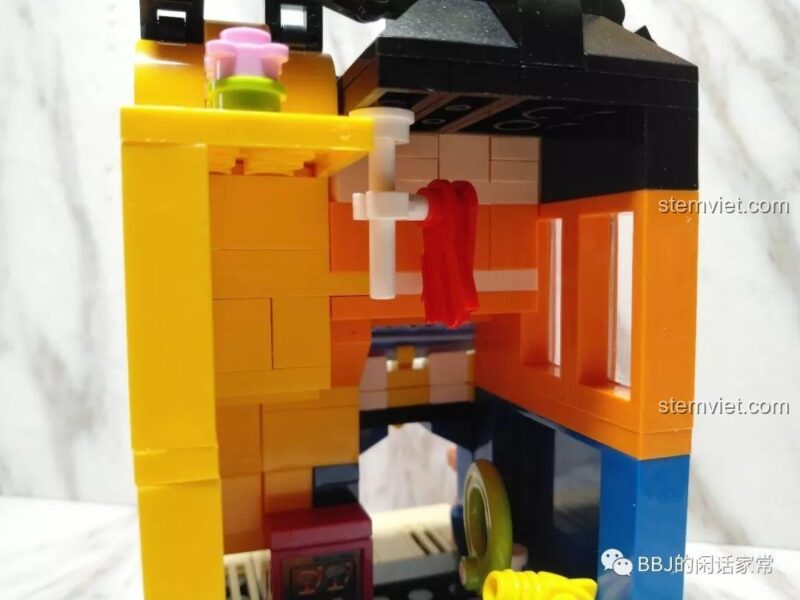 Nội thất bên trong của đồ chơi xây dựng SY6800A, có các vật dụng như súng nước, phao bơi và kệ hàng.